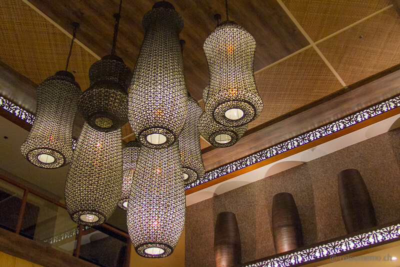 Lobby-Leuchten des Bellevue Resorts auf Panglao