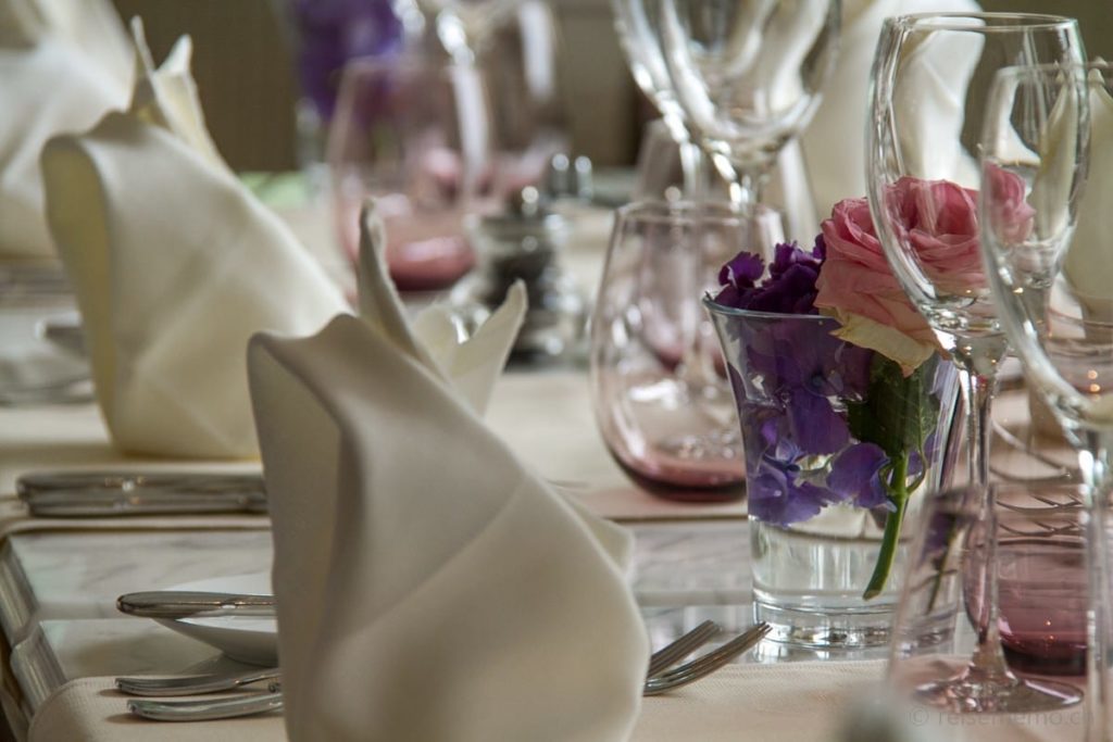 Blumendeko auf dem gedeckten Tisch im Grand Hotel du Lac Vevey