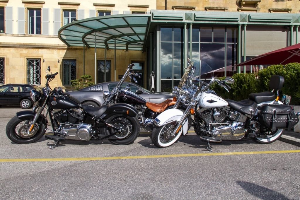 Harley Davidson Motorräder vor dem Hotel Beau Rivage in Neuenburg