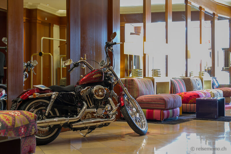 Harley-Davidson in der Lobby Hotel Beau Rivage Neuenburg