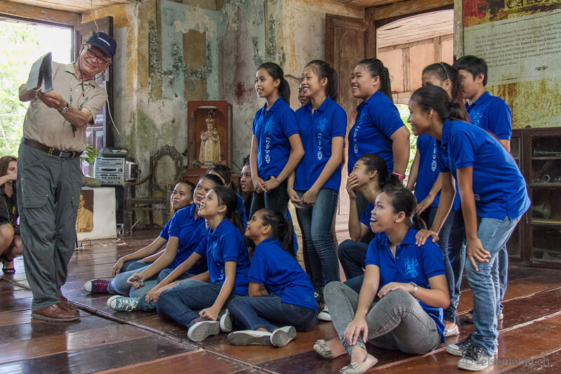 Loboc Children's Choir mit dem Reisejournalisten Bernard Pichon