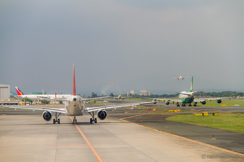 Geschäftiges Flugfeld in Manila