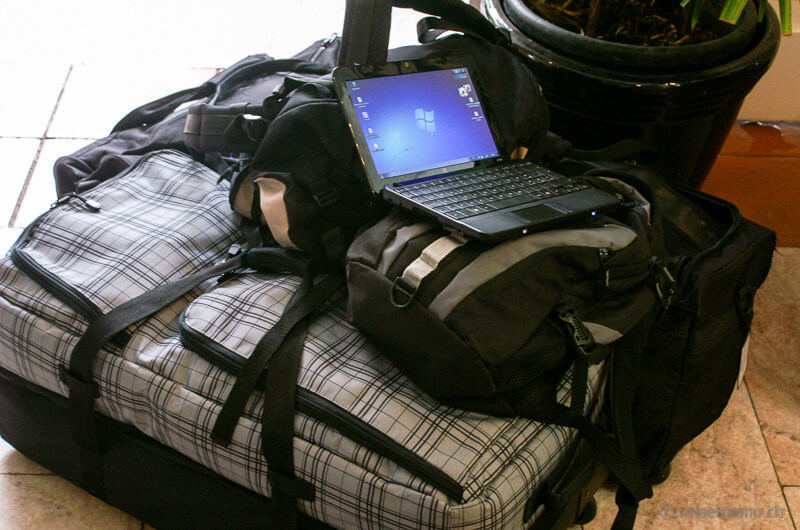 Koffer und Laptops warten auf den Transfer in Cairns