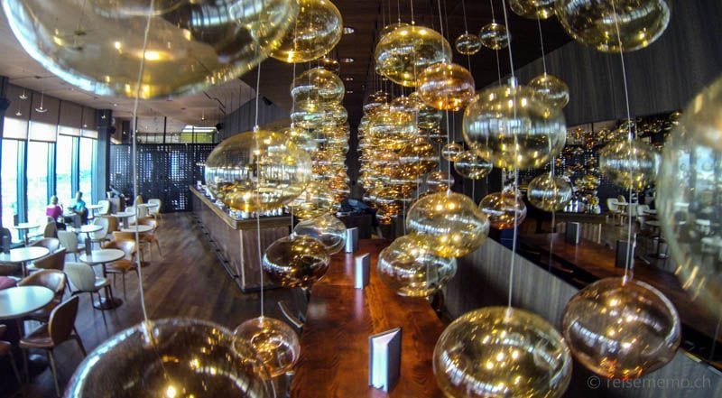 Leuchten über dem Hochtisch im Clouds Bistro im Prime Tower
