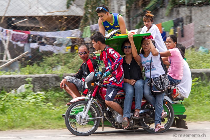 Vollbesetzter Seitenwagen auf den Philippinen