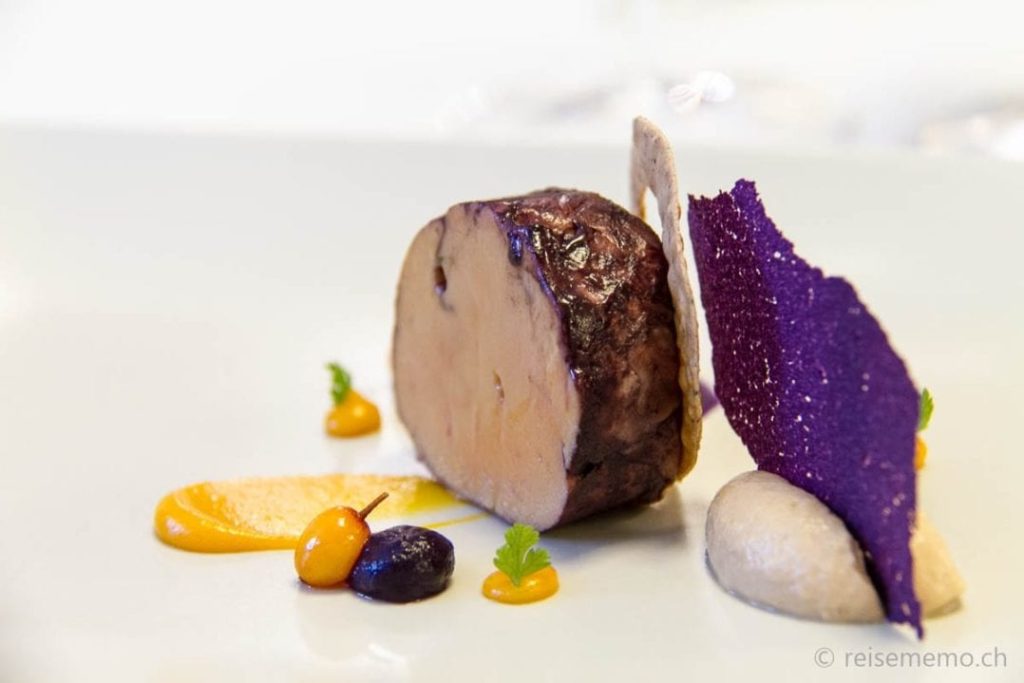 Entenleber in Portwein pochiert, Rotkohlsaft und Sanddorn