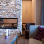 Cheminà©e in der Lobby des Hilton Garden Inn Davos