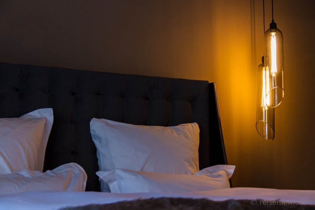 Hotelzimmer mit speziellen Leuchten