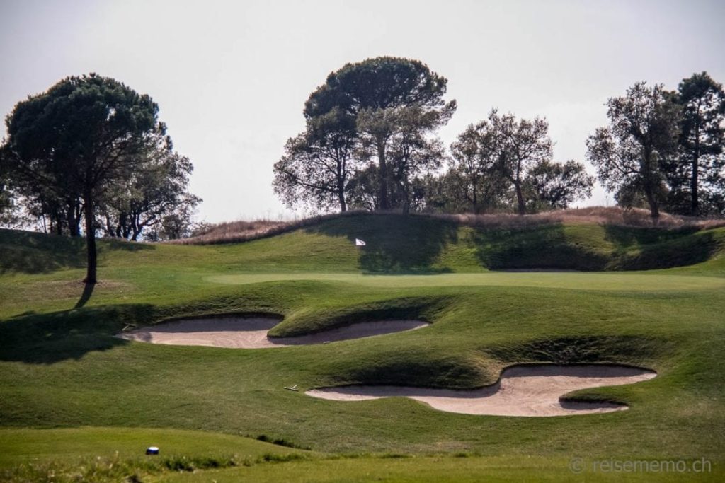 Green 16 mit Bunkern. Stadium Course, PGA Catalunya