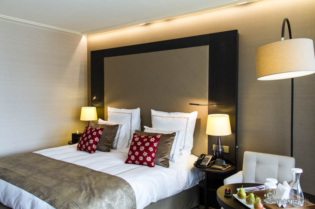 Doppelbett im Superior Room des Alpen Gold Hotels Davos