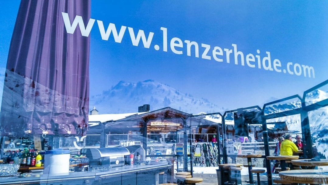 URL www.lenzerheide.com auf der Stätzer Alp Restaurantterrasse