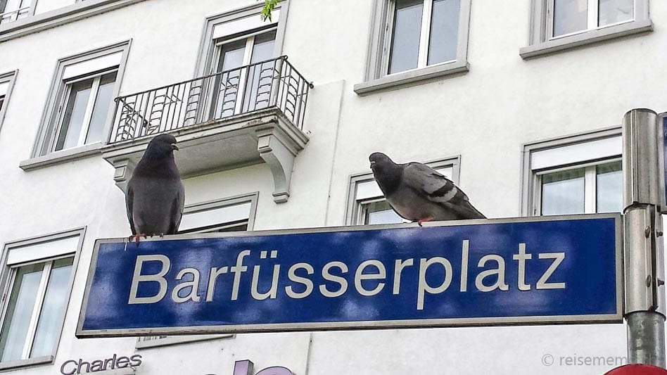 Tauben auf dem Strassenschild des Barfüsserplatzes
