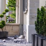 Zugang zur Villa mit Zypressenbäumen