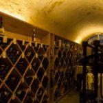 Weinkeller mit Weinflaschen und Gewölbe