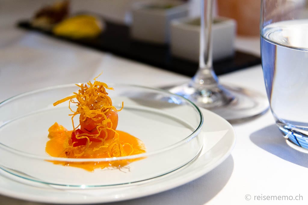 Amusebouche mit Lachs auf Karottenschaum mit Orange