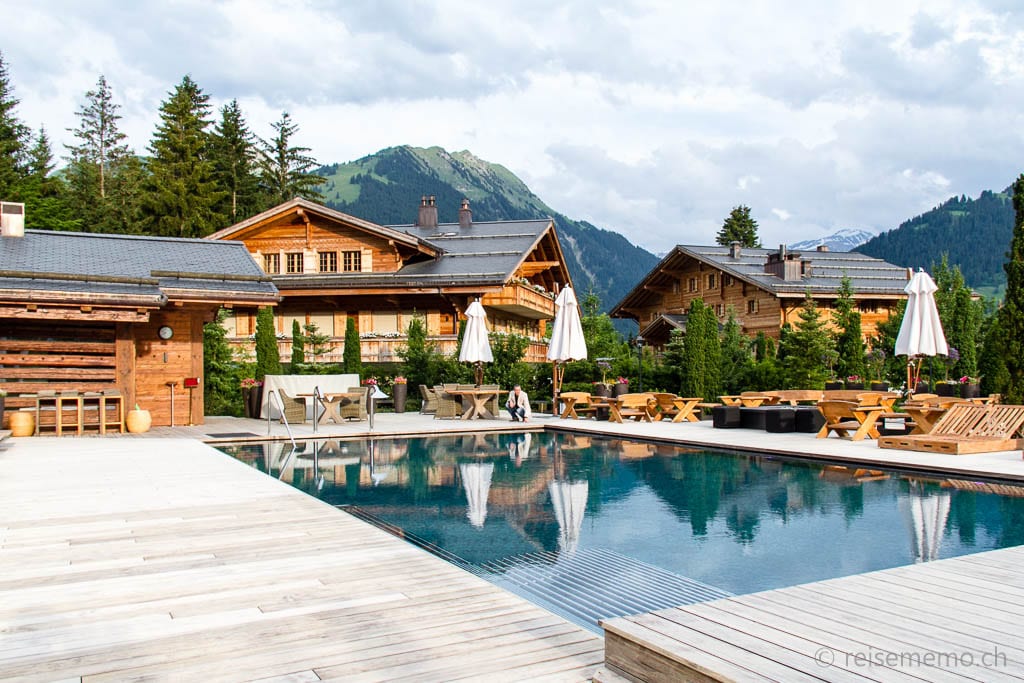 Garten mit geheiztem Pool The Alpina Gstaad