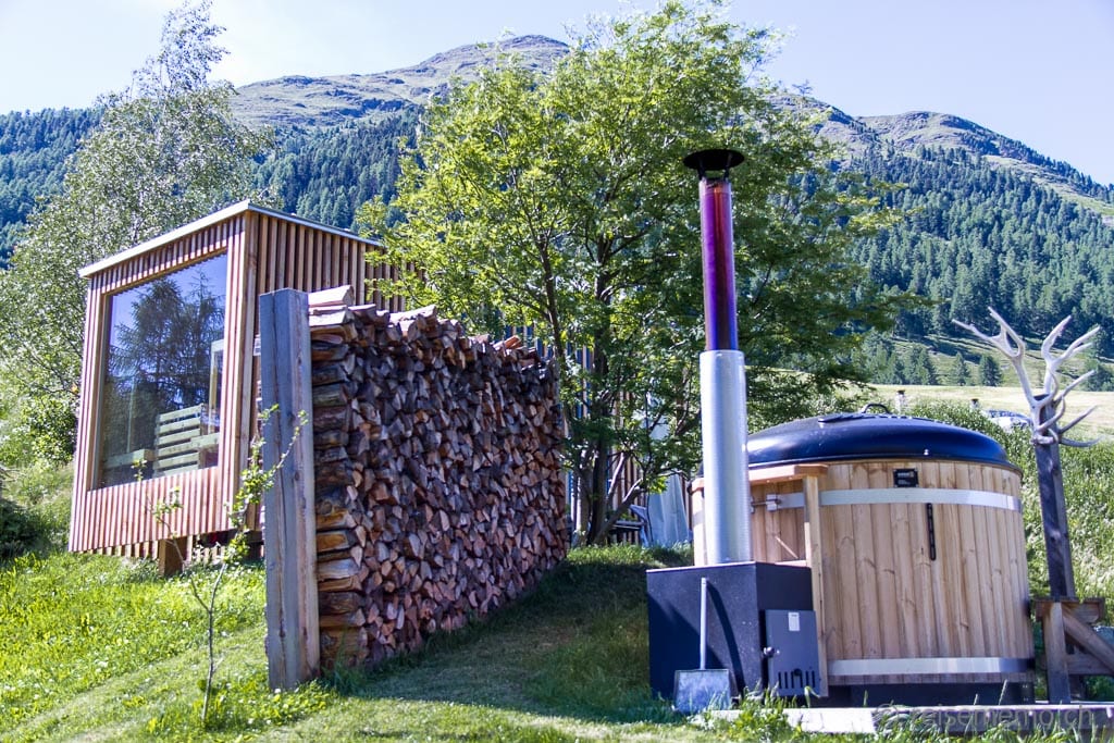 Bio-Sauna und Arven-Bottich im Garten In Lain Hotel Cadonau