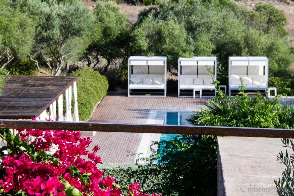 Finca Son Penya Pool Blumen bei Reisememo