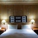 Doppelbett in der Hostellerie Alpenrose mit Scherenschnitt-Dekoration