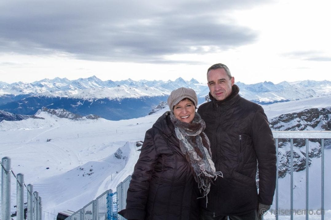 Katja und Walter vor dem Alpenpanorama des Glacier 3000