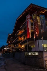 Ermitage Hotel in der Abenddämmerung zur "blauen Stunde"
