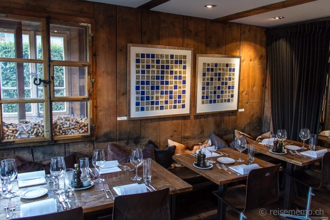 Restauranttische und Wandkunst im 16 Art Bar Restaurant