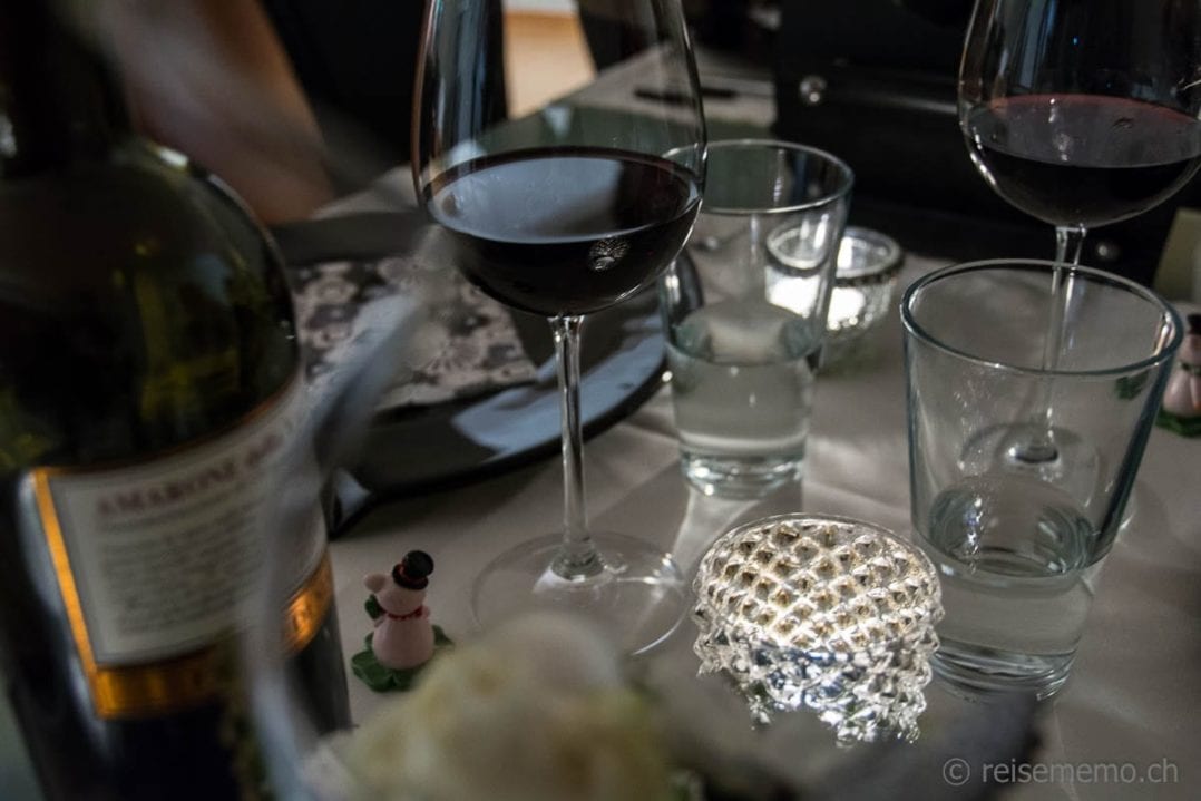 Tischgedeck mit Amarone Wein