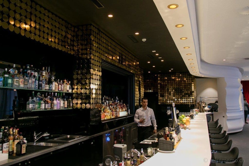 Barman in der Puregold Hotelbar