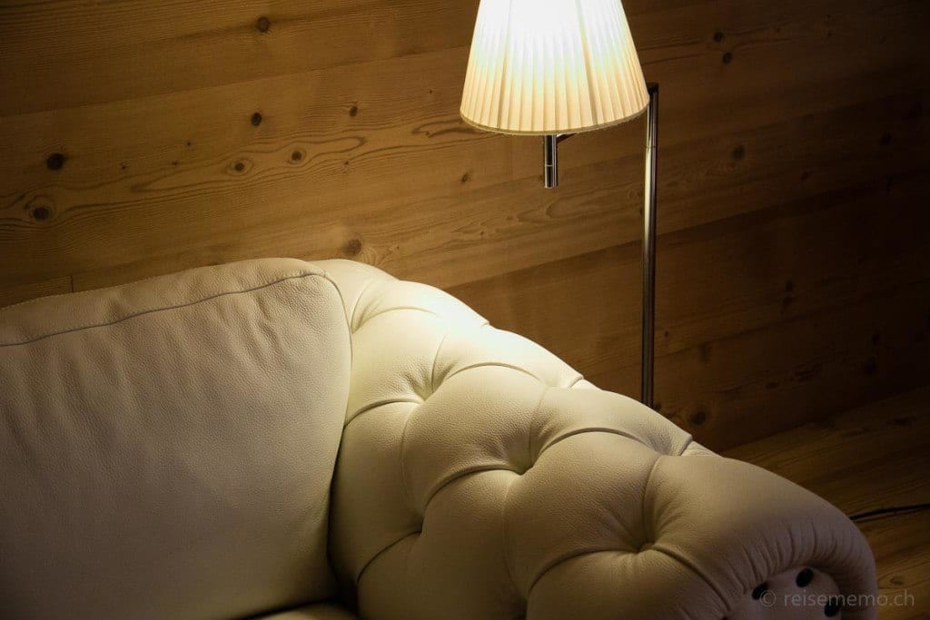 Chesa Stüva Colani - Gastfreundschaft all' Italiana 8 Polstersofa Designhotel Chesa Stueva Colani bei Reisememo