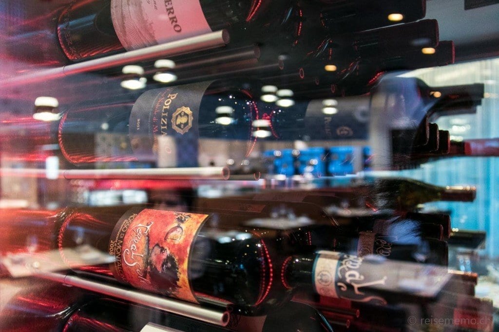 Kameha Grand Zürich - Hotel-Eröffnung im Glattpark 17 Weinschrank Kameha Grand Hotel Zuerich bei Reisememo