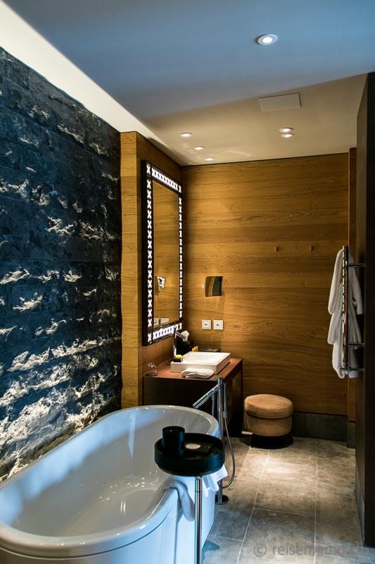 Badzimmer mit freistehender Badewanne in der Deluxe Suite