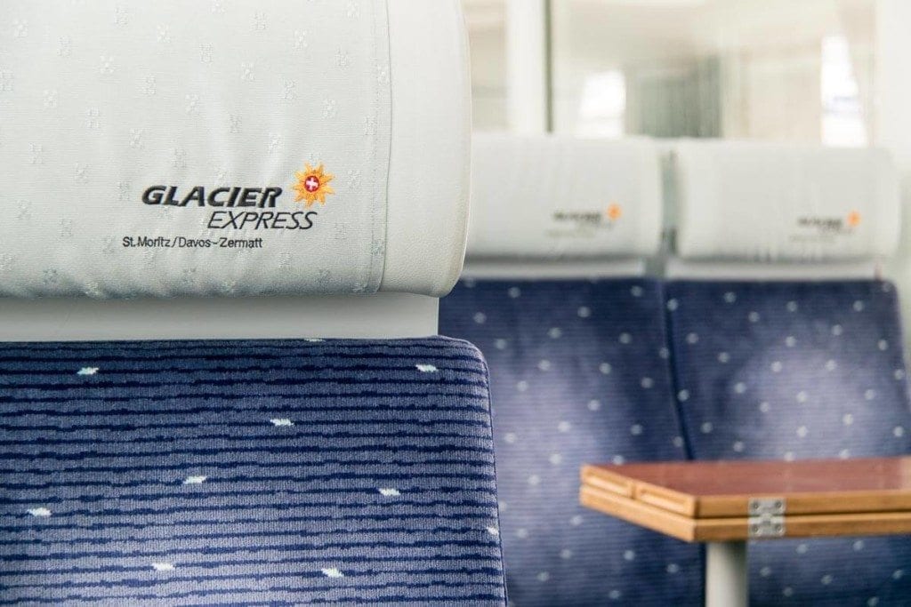 Sitze mit Glacier Express Logo