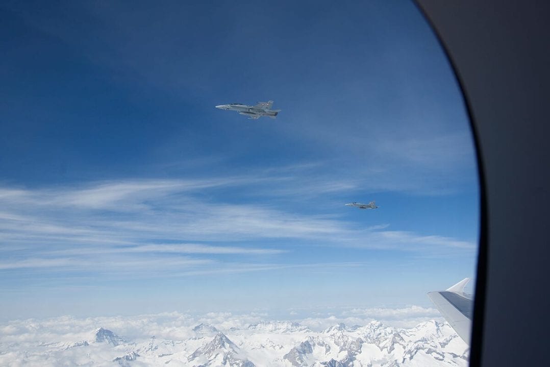 Flugstaffel der Schweizer Luftwaffe über den Alpen beim Alpenrundflug nach der Medienkonferenz HolidayJet Germania & Hotelplan Suisse 19.03.2015