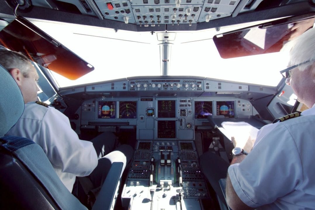 Cockpit Airbus A319 Erstflug HolidayJet