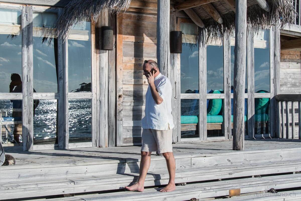 Roberto Arganese am Telefon vor der Privatvilla von Gili Lankanfushi