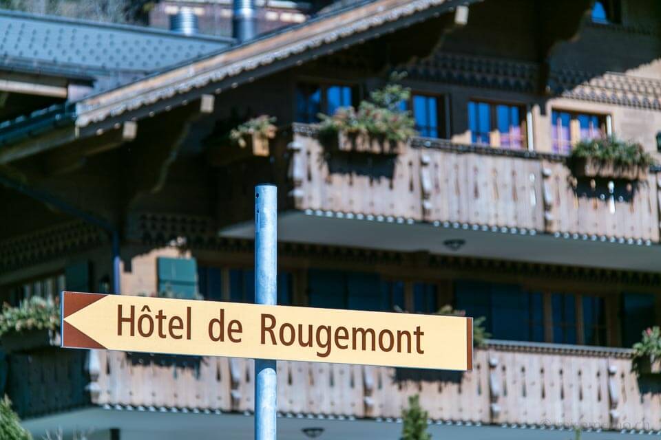 Wegweiser zum Hotel de Rougemont
