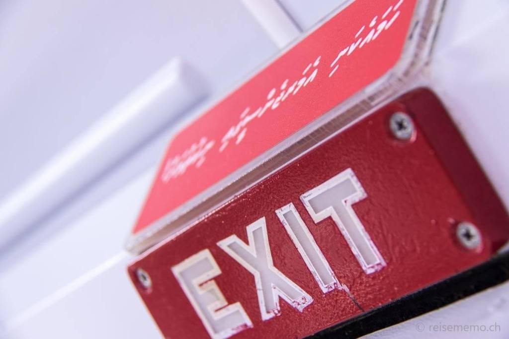 exit sign arabic Maldives bei Reisememo