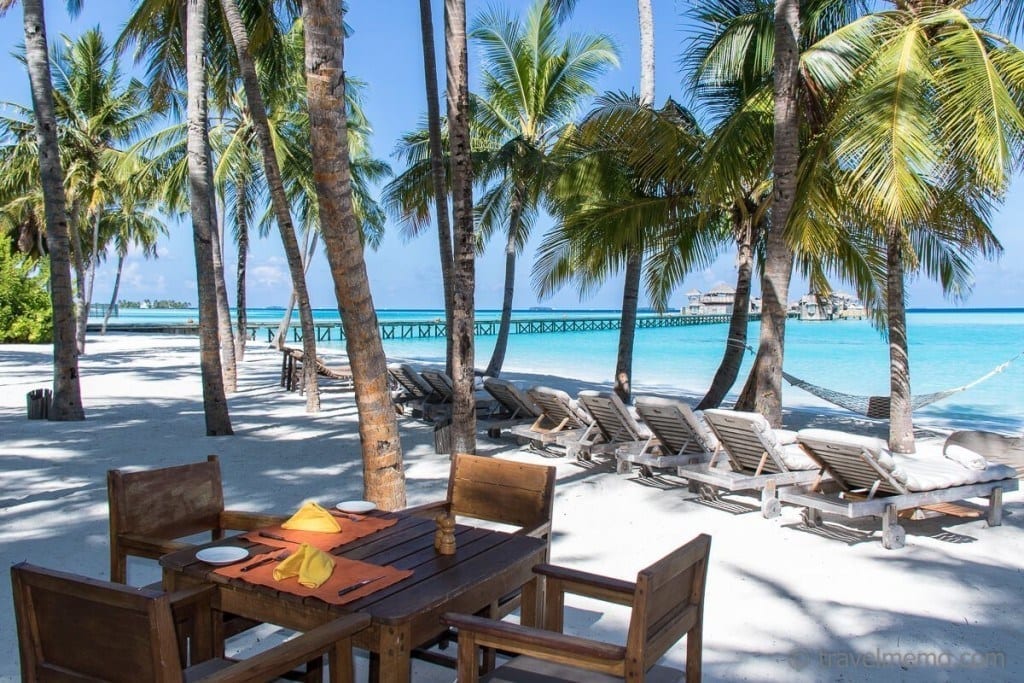 Pool cafe Gili Lankanfushi bei Reisememo