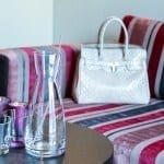 Frisch aus dem Dornröschenschlaf: Hotel Bellevue-Terminus Engelberg 11 Wasserkaraffe Handtasche bei Reisememo