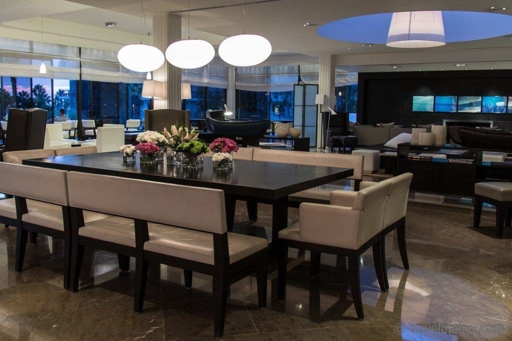 Almyra Hotel Paphos lobby table bei Reisememo