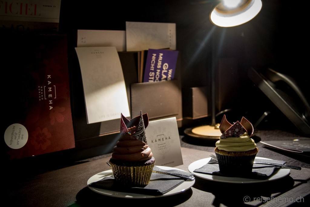 Cupcakes Schreibtisch Kameha Grand Zuerich bei Reisememo