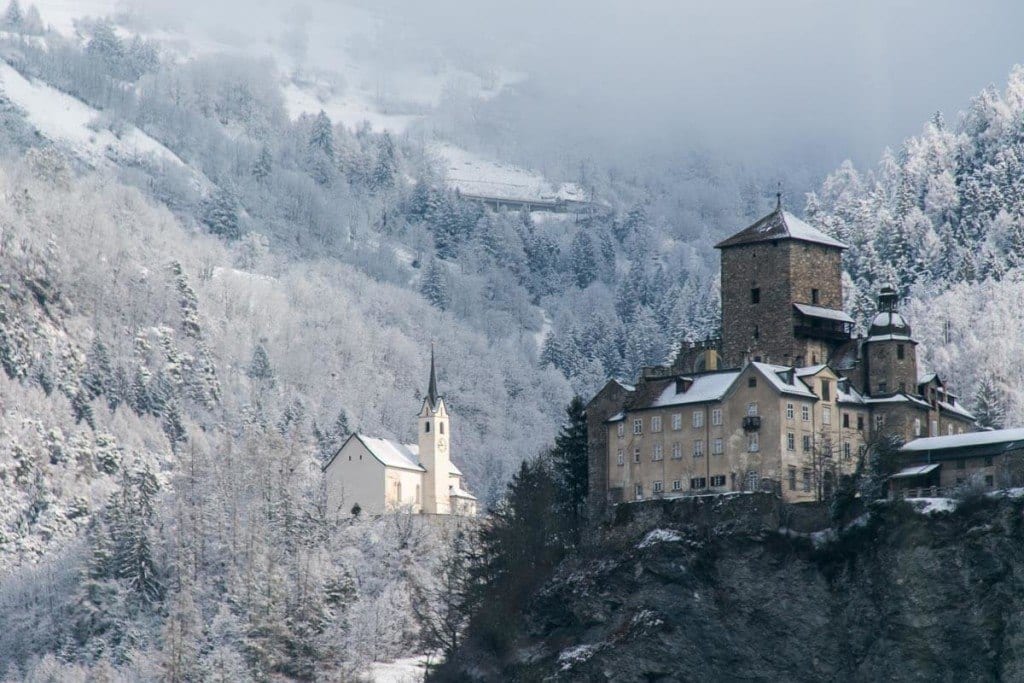 Schloss Ortenstein und Kirche Tumegl/Tomils im verschneiten Graubünden