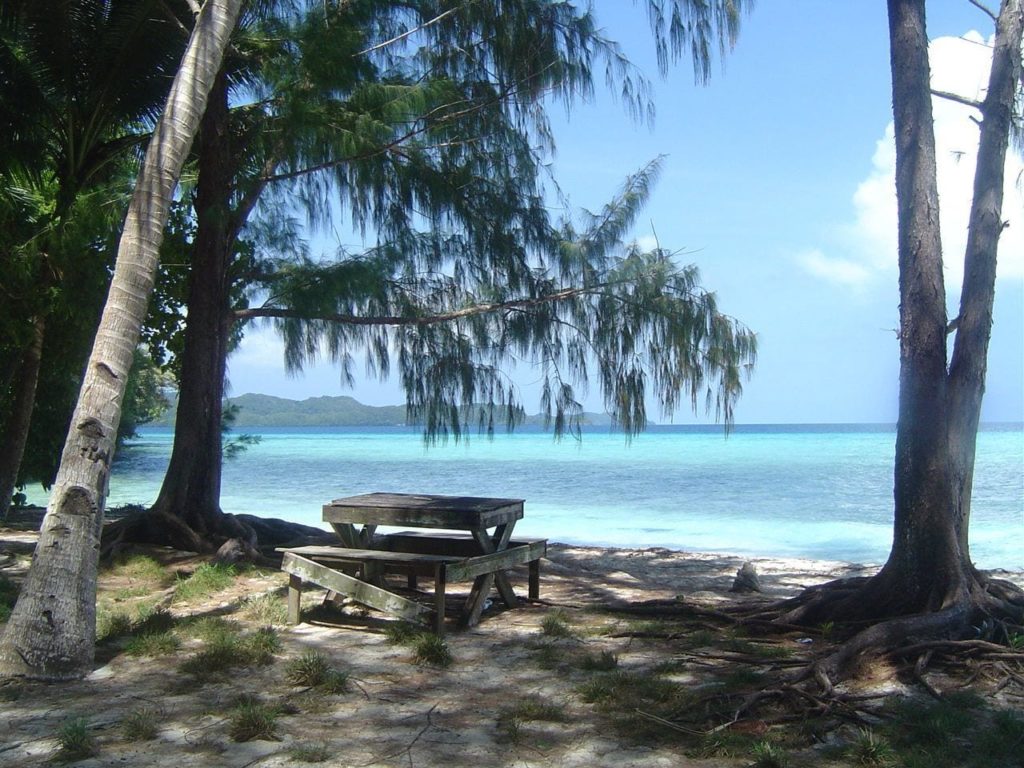 Parkbank in Palau auf Mikronesien