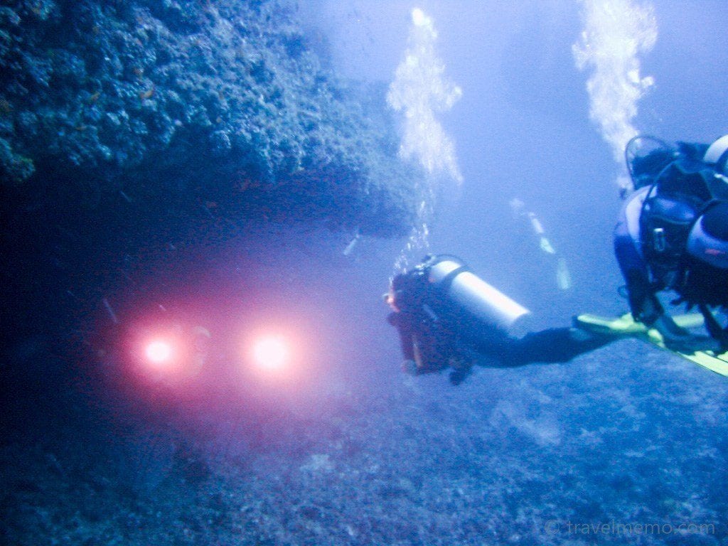Taucher mit Unterwasserlampen auf den Malediven