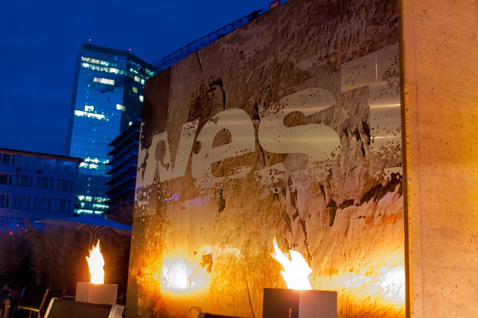 Fackeln auf der Terrasse des Equinox Restaurants im Renaissance Zuerich Tower Hotel