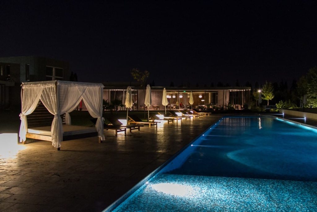 Himmelbett am Pool des Entre Cielos Boutique Hotels