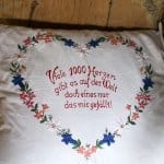 Brauchtum und Kulturgut im Sarntal 11 IMG 0384 Rohnerhaus Sarntal Kissen bestickt bei Reisememo