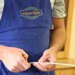 Die blauen Schürzen aus dem Sarntal 7 IMG 0398 Federkielstickerei Ulrich Thaler Sarnthein bei Reisememo