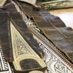 Die blauen Schürzen aus dem Sarntal 5 IMG 0414 Federkielstickerei Ulrich Thaler Sarnthein bei Reisememo