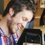 Die blauen Schürzen aus dem Sarntal 3 IMG 0425 Federkielstickerei Georg Thaler Sarnthein bei Reisememo